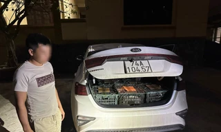 Lật tẩy 'bí mật' trong cốp xe ô tô đậu trước nhà hàng ở thị trấn Gio Linh