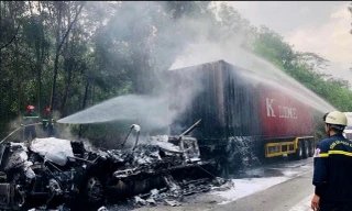 Đang lưu thông, xe đầu kéo bốc cháy dữ dội 