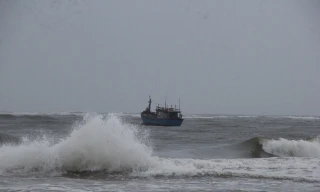 Cứu hộ 3 ngư dân bị chìm ghe giữa vùng biển Quảng Trị