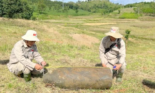 Bom khủng chứa 170kg thuốc nổ nằm dưới lớp bùn ở ruộng nước