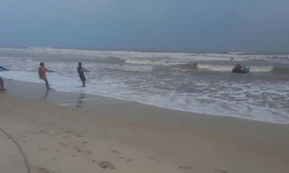 Cứu 2 ngư dân bị sóng đánh chìm thuyền trên biển