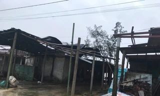 Sóng biển cao 2-3m vượt bờ kè, đánh tan hàng quán ở Cửa Tùng