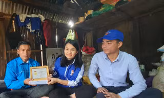 T.Ư Đoàn trao huy hiệu 'Tuổi trẻ dũng cảm' cho thanh niên cứu 3 phụ nữ bị lũ cuốn