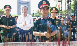 Đoàn đại biểu Quân ủy Trung ương tri ân các Anh hùng liệt sĩ tại Quảng Trị