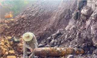 Phát hiện quả bom nặng hơn 2 tạ khi khắc phục sạt lở trên Quốc lộ 15D