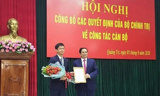 Ông Lê Quang Tùng (bên trái) được bổ nhiệm làm Bí thư Tỉnh uỷ Quảng Trị nhiệm kỳ 2015-2020.