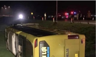 Xe giường nằm chở 36 khách bị lật ở Quảng Trị