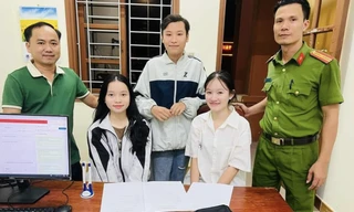 Ba học sinh trao lại tiền, vàng cho người bỏ quên ở công viên