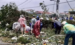 Người dân tìm vàng giúp chủ tiệm sau trận lốc xoáy 