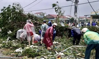 Người dân tìm vàng giúp chủ tiệm sau trận lốc xoáy 