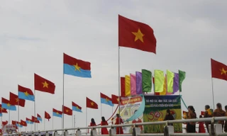 Lễ thượng cờ 'Thống nhất non sông' tại Đôi bờ Hiền Lương-Bến Hải