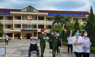 Áo xanh tình nguyện Quảng Trị cõng thí sinh bị tai nạn vào phòng thi