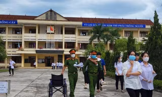 Áo xanh tình nguyện Quảng Trị cõng thí sinh bị tai nạn vào phòng thi