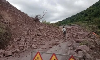 Đường lên Cửa khẩu Quốc tế La Lay ách tắc do sạt lở đất