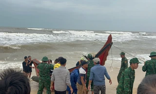 Cứu 3 ngư dân bị sóng nhấn chìm ở vùng biển Quảng Trị