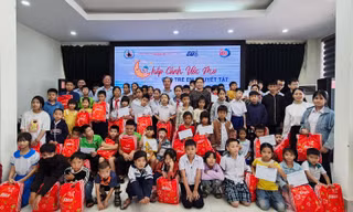 Trao quà Chắp cánh ước mơ cho trẻ em khuyết tật ở Quảng Trị