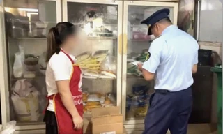 Phát hiện gần 1 tạ xúc xích, chả giò, thịt lợn chà bông không rõ nguồn gốc xuất xứ