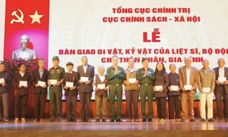 Trao di vật, kỷ vật cho thân nhân liệt sĩ