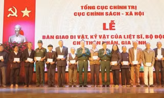 Trao di vật, kỷ vật cho thân nhân liệt sĩ