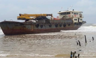 Bên trong 'tàu ma' trôi vào bờ biển Quảng Trị