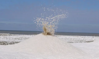 Xem ‘núi lửa băng’ phun trào ven Hồ Michigan