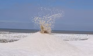 Xem ‘núi lửa băng’ phun trào ven Hồ Michigan