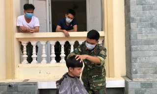 Bộ đội cắt tóc cho người cách ly