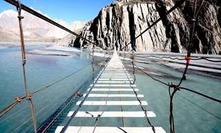 Băng qua cây cầu tử thần nguy hiểm bậc nhất thế giới