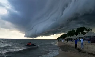 Mây thềm hiếm gặp lơ lửng trên mặt hồ