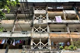 Tòa nhà nghiêng 14 độ, người dân sống trong sợ hãi