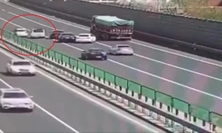 Nữ tài xế dừng ô tô trên cao tốc để hỏi đường