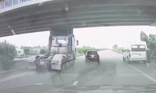 Tránh xe 5 chỗ nhập làn ẩu, tài xế xe đầu kéo phanh ‘cháy lốp’