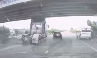 Tránh xe 5 chỗ nhập làn ẩu, tài xế xe đầu kéo phanh ‘cháy lốp’