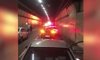 Người dân hoảng hốt khi chứng kiến ô tô bốc cháy trong đường hầm
