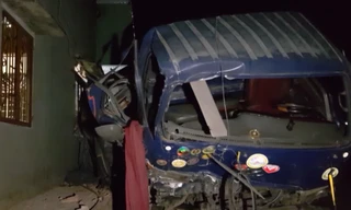 Kinh hoàng xe tải mất lái lao vào nhà dân