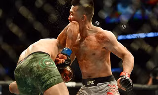 Võ sĩ hạ knock-out đối thủ bằng pha giật chỏ... không cần nhìn