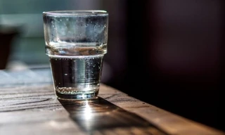 Tại sao nước để qua đêm có mùi hôi?