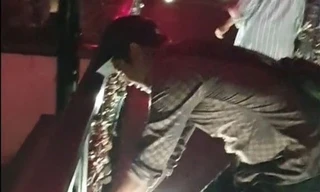 Thanh niên bị ‘ném đá’ vì mở ổ khóa trên cầu tình yêu, ném xuống sông