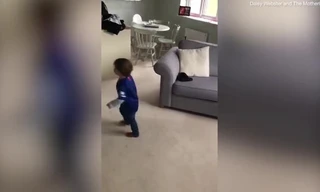 Choáng ngợp trước cậu bé 2 tuổi được ví như “Ronaldo tí hon”