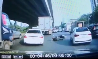 Người đàn ông tự ngã xe rồi lăn lộn, ăn vạ bị camera hành trình ghi lại