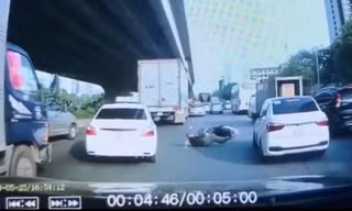 Người đàn ông tự ngã xe rồi lăn lộn, ăn vạ bị camera hành trình ghi lại