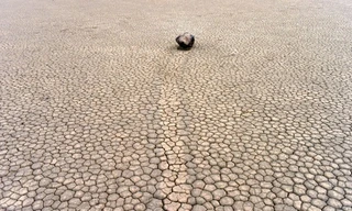 Thung lũng Chết nóng hơn 50 độ C, có những hòn đá tự di chuyển