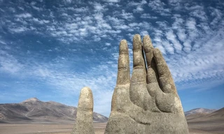 Xem bàn tay mọc lên giữa lòng sa mạc khô nhất hành tinh