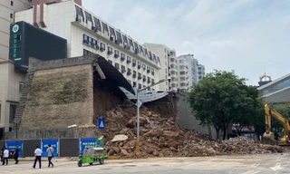 Thót tim cảnh bức tường 600 tuổi đổ sập do mưa lớn