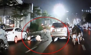 Người phụ nữ chở con nhỏ tạt đầu, tông vào ô tô 7 chỗ