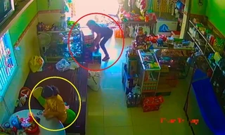Cô gái đuổi bắt tên trộm trong tiệm tạp hóa