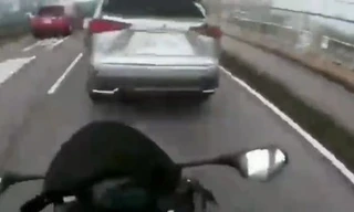 Vít ga, xe môtô lao với tốc độ nhanh đâm vào đuôi ô tô