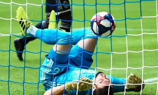 Kỷ lục cứu thua 16 lần trong trận đấu