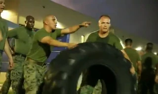 Bài tập thể lực giúp thủy quân lục chiến Mỹ tăng cường sức chiến đấu