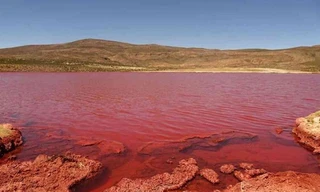 Truyền thuyết về hồ nước bị nguyền rủa có màu đỏ như máu